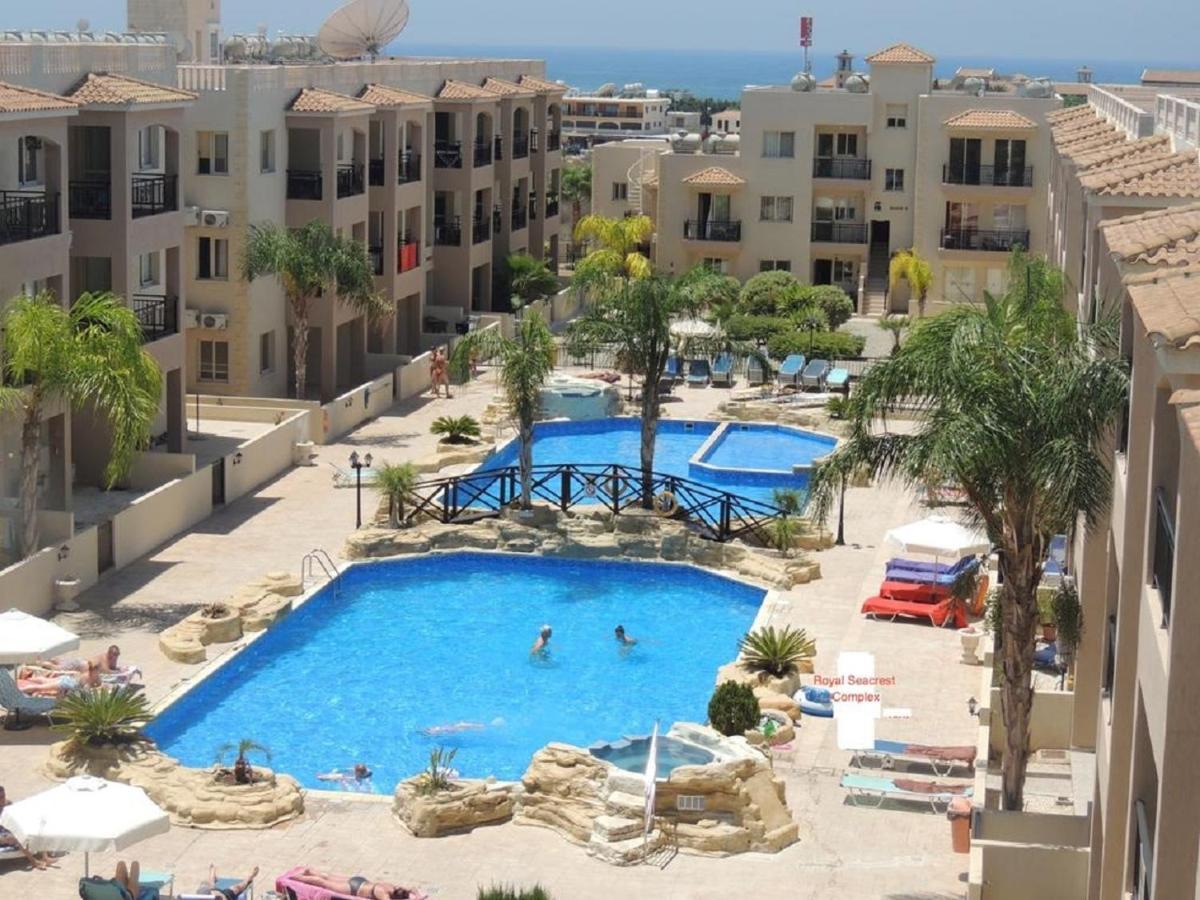 Sunny View - A Stunning Apartment With Private Rooftop Paphos ภายนอก รูปภาพ