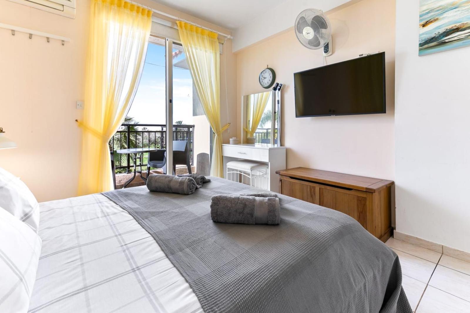 Sunny View - A Stunning Apartment With Private Rooftop Paphos ภายนอก รูปภาพ