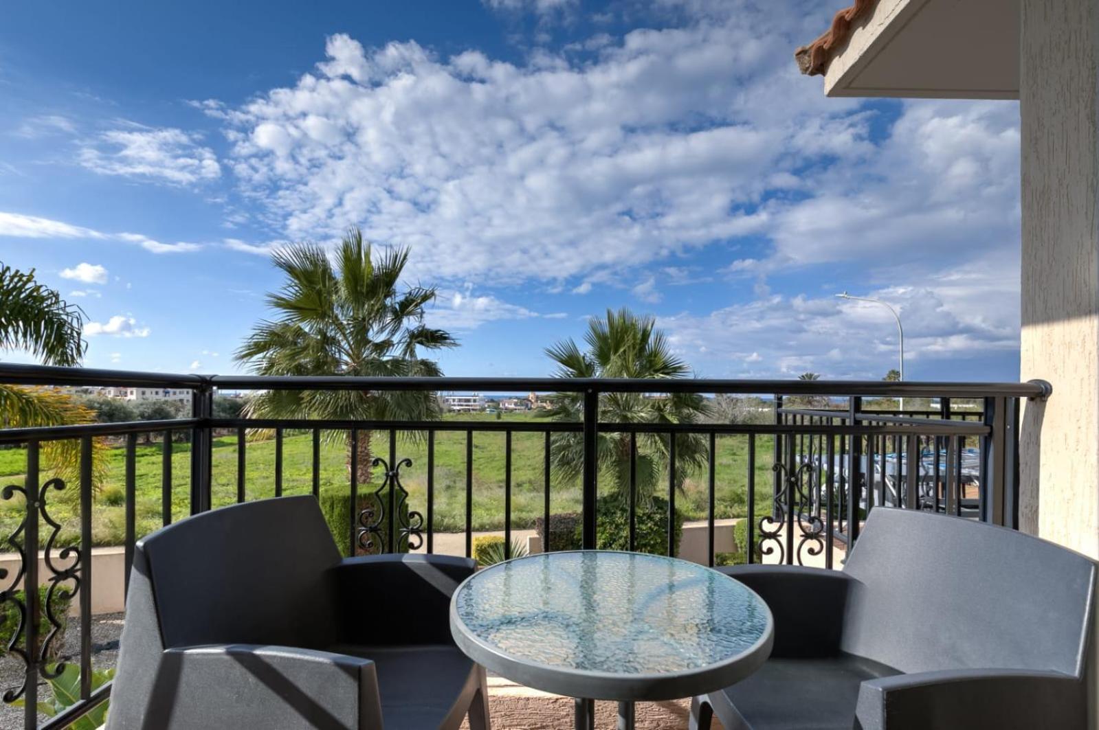 Sunny View - A Stunning Apartment With Private Rooftop Paphos ภายนอก รูปภาพ