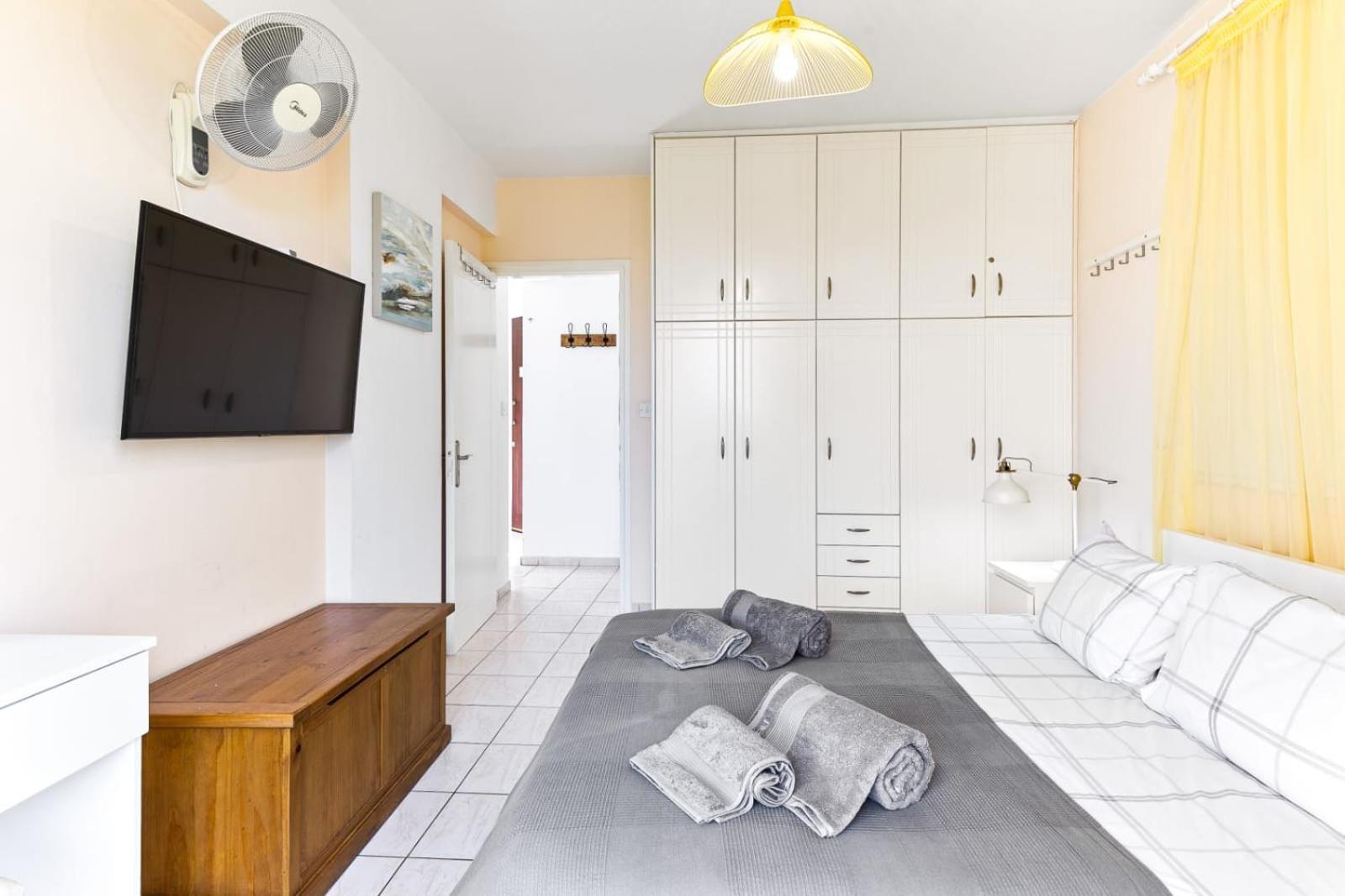 Sunny View - A Stunning Apartment With Private Rooftop Paphos ภายนอก รูปภาพ