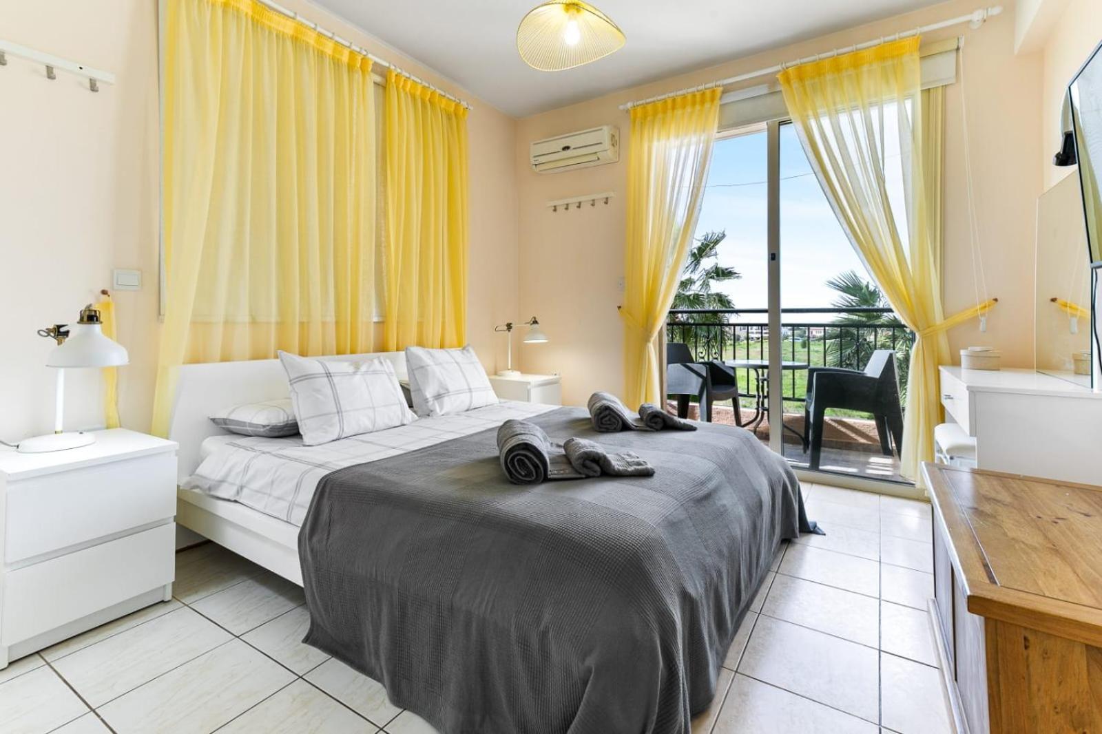 Sunny View - A Stunning Apartment With Private Rooftop Paphos ภายนอก รูปภาพ