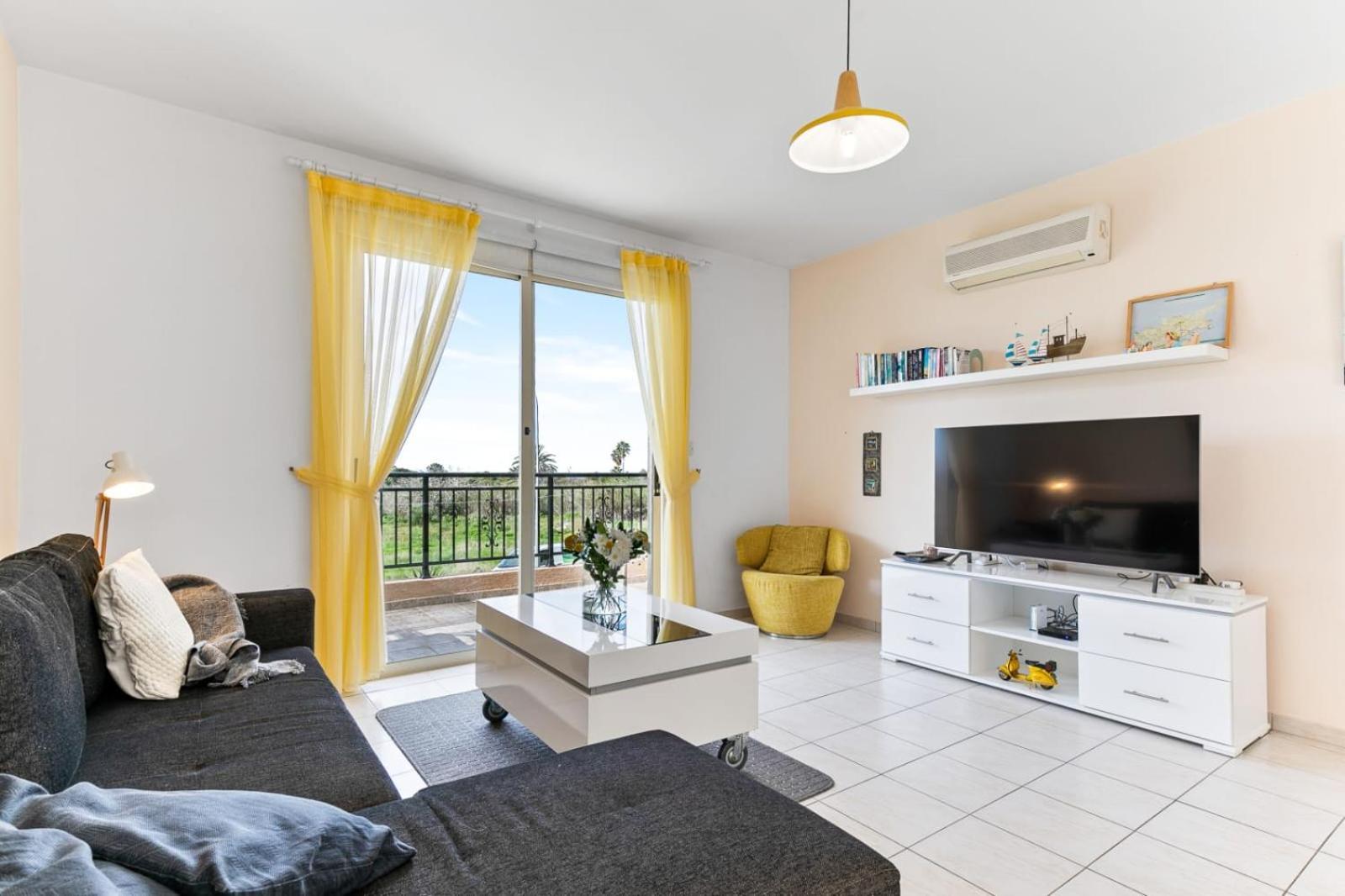 Sunny View - A Stunning Apartment With Private Rooftop Paphos ภายนอก รูปภาพ