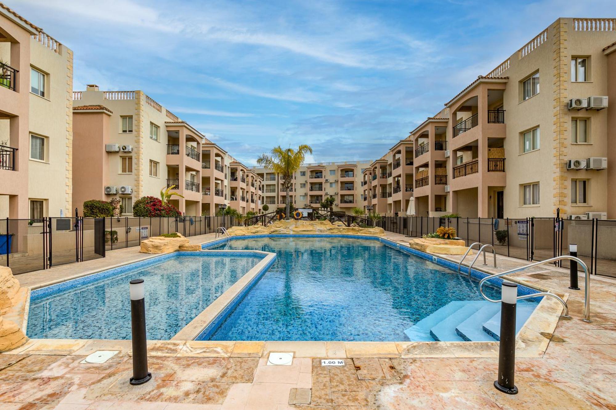 Sunny View - A Stunning Apartment With Private Rooftop Paphos ภายนอก รูปภาพ