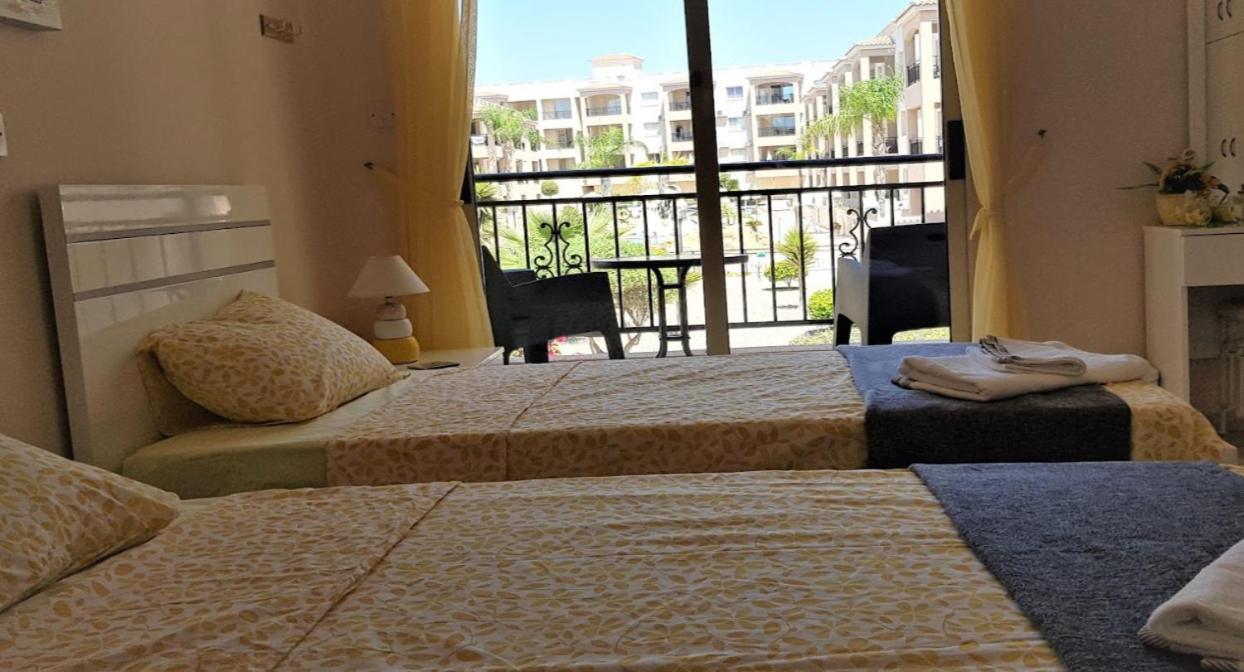 Sunny View - A Stunning Apartment With Private Rooftop Paphos ภายนอก รูปภาพ